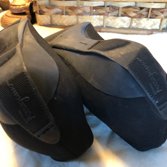 Gorgeous Ferragamo Black Pointy Toed Flats - Picture 6 of 6